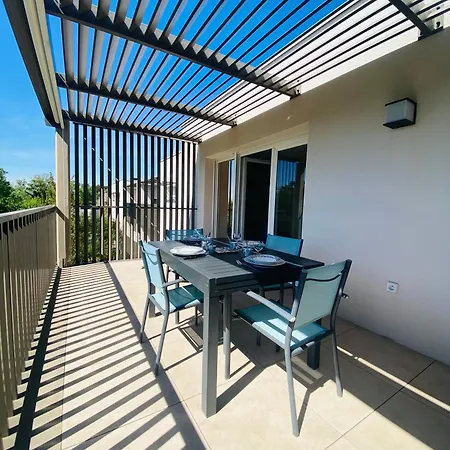 4 Pers Climatisé Parking Piscine Proche Des Plages Ménage Inclus - V0816 *